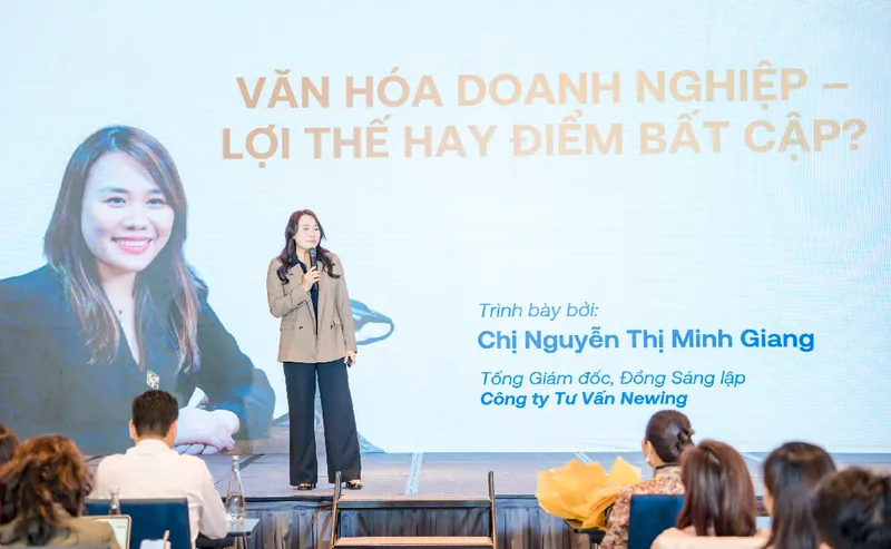 Nguyễn Thị Minh Giang presenting on stage at the Leadership Summit