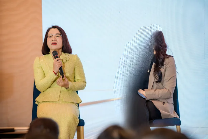 Nguyễn Thị Dịu speaking on stage