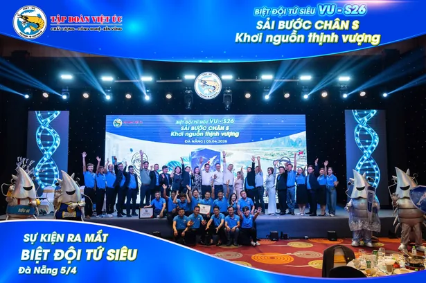 Viet Uc team on stage at the VU S26 launch event
