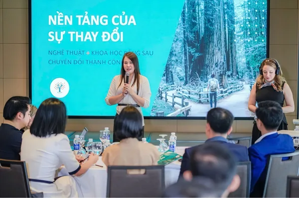 Trainer on stage at a Foundation of Change session