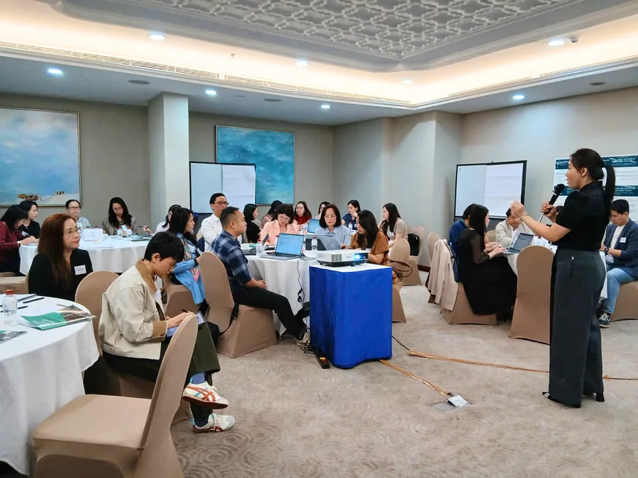 Học viên thảo luận nhóm tại lớp học