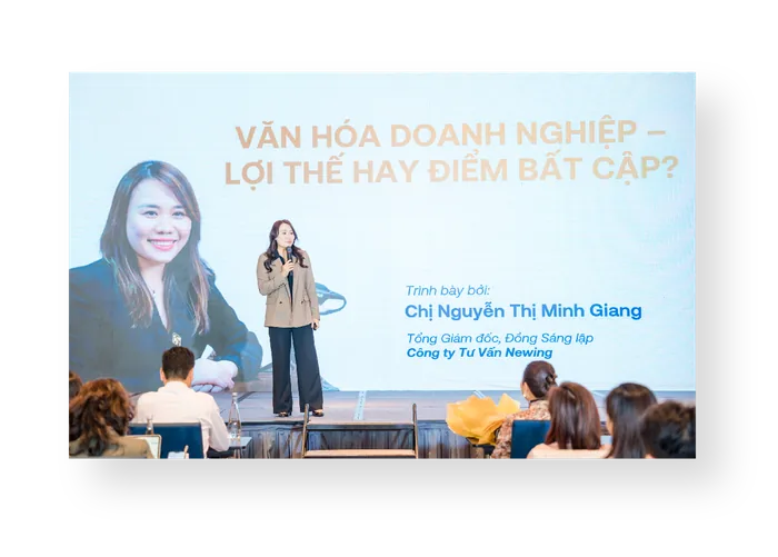 Diễn giả Nguyễn Thị Minh Giang trình bày trên sân khấu