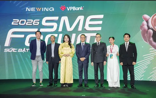 Các lãnh đạo Newing và VPBank chụp ảnh tại SME Forum 2026