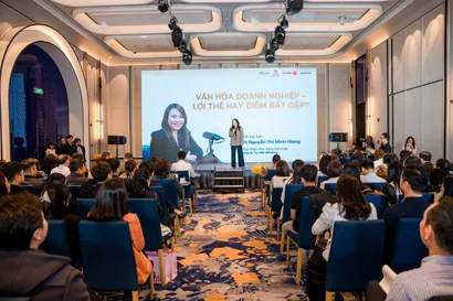 Diễn giả trình bày trên sân khấu Leadership Summit