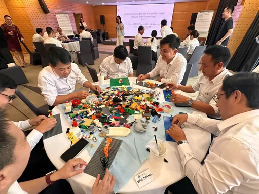 Lãnh đạo Việt Úc xây mô hình bằng Lego trong buổi workshop