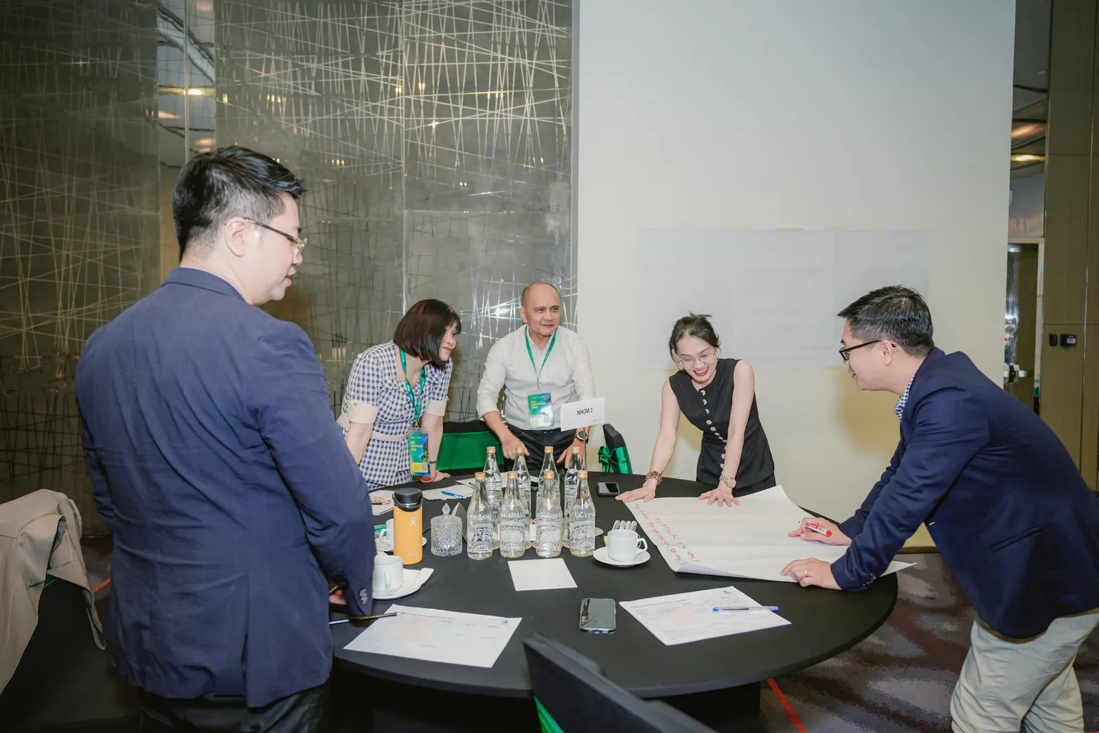 Các CEO thảo luận nhóm quanh bàn tròn trong một module của CEO Bootcamp 2026