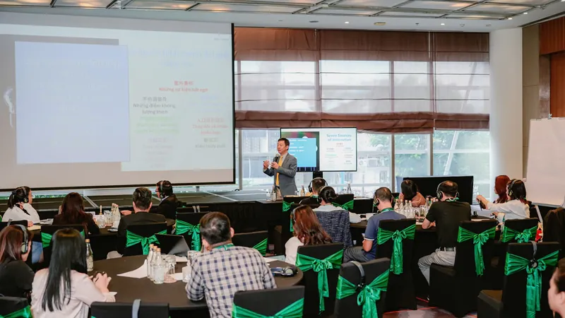 Lớp học tại CEO Bootcamp: màn hình chiếu slide “Seven Sources of Innovation” và bảng bản dịch tiếng Việt đặt bên cạnh