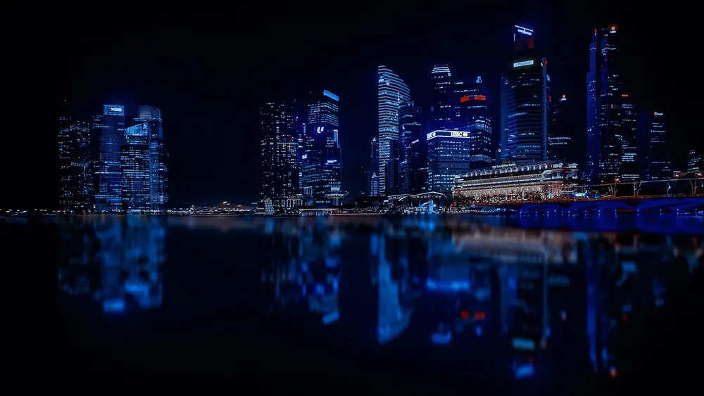 Các toà nhà cao tầng Singapore về đêm phản chiếu xuống mặt nước