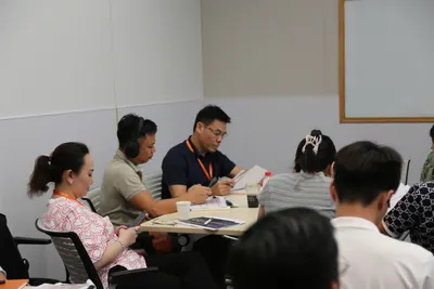 Các thành viên đoàn thảo luận nhóm quanh bàn trong buổi workshop
