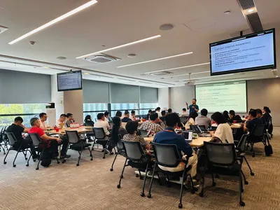 Lớp học workshop tại Alibaba với các học viên ngồi theo nhóm