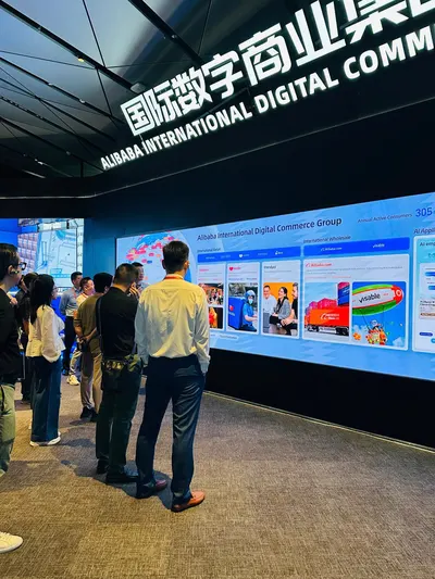 Màn hình “Alibaba International Digital Commerce Group” trong chuyến study tour, các thành viên đứng xem
