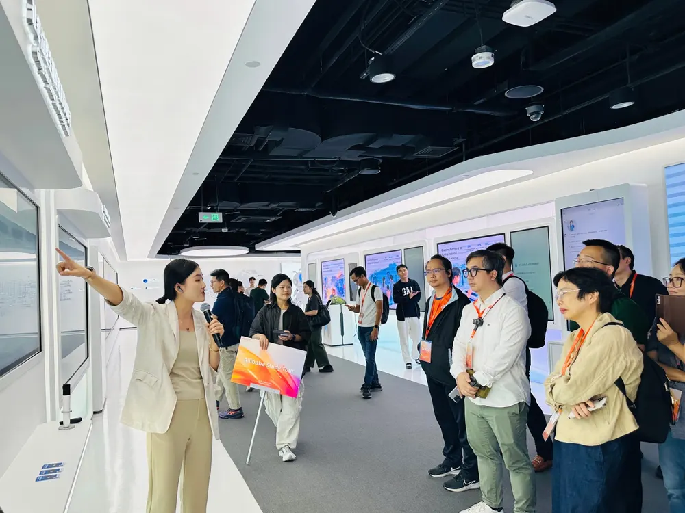 Đoàn Alibaba Study Tour tại showroom Alibaba Cloud